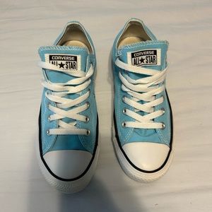 Baby blue low converse